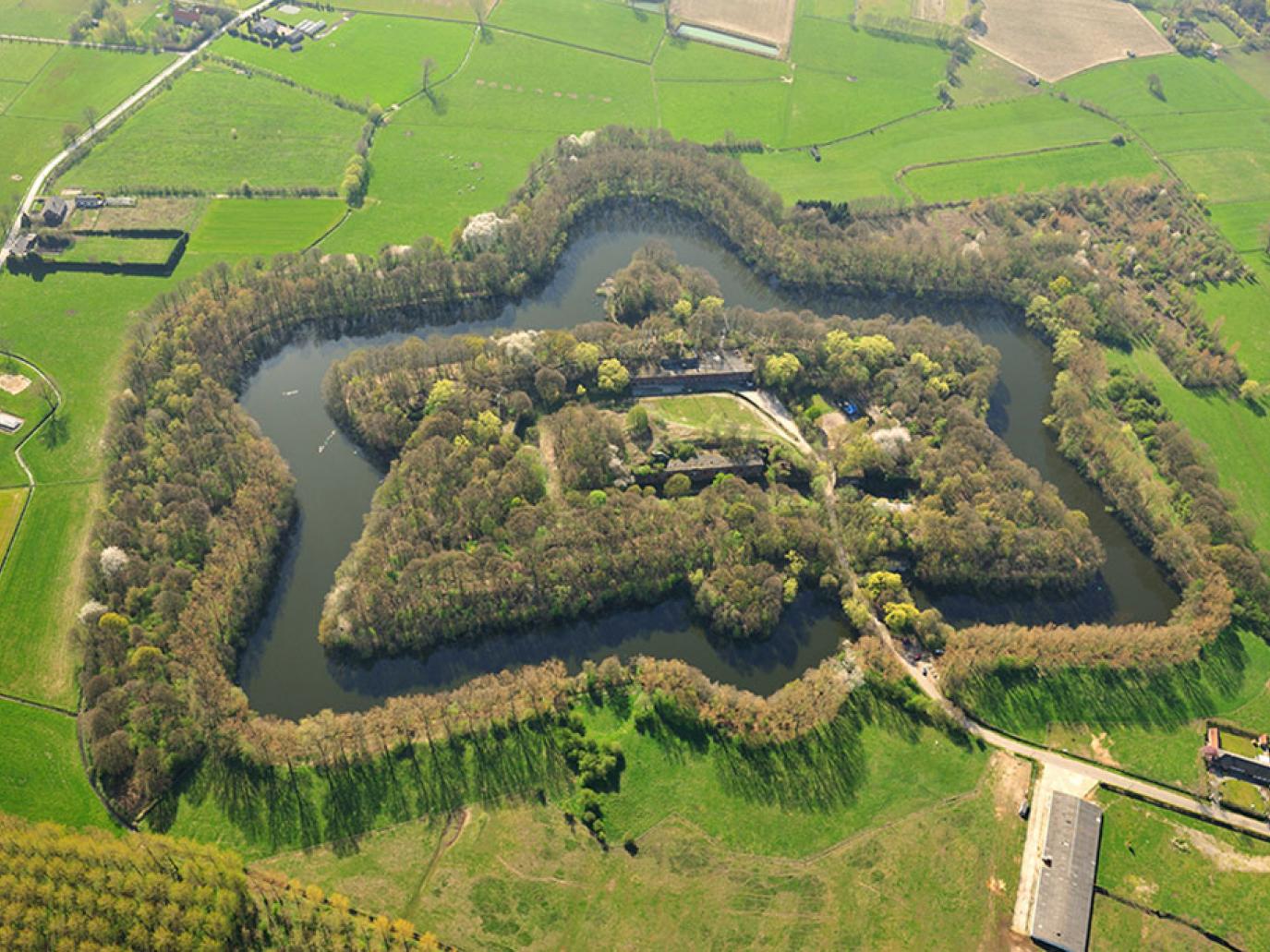 Luchtfoto van het fort van Lier — de stervormige aarden wallen omsloten door een dubbele watergracht, met het hoofdfrontgebouw in het centrum.