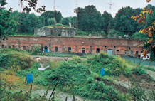 Het hoofdfrontgebouw van het fort van Lier — de bakstenen voorgevel waarin onze schietstand en kantine sinds 1991 zijn ondergebracht.